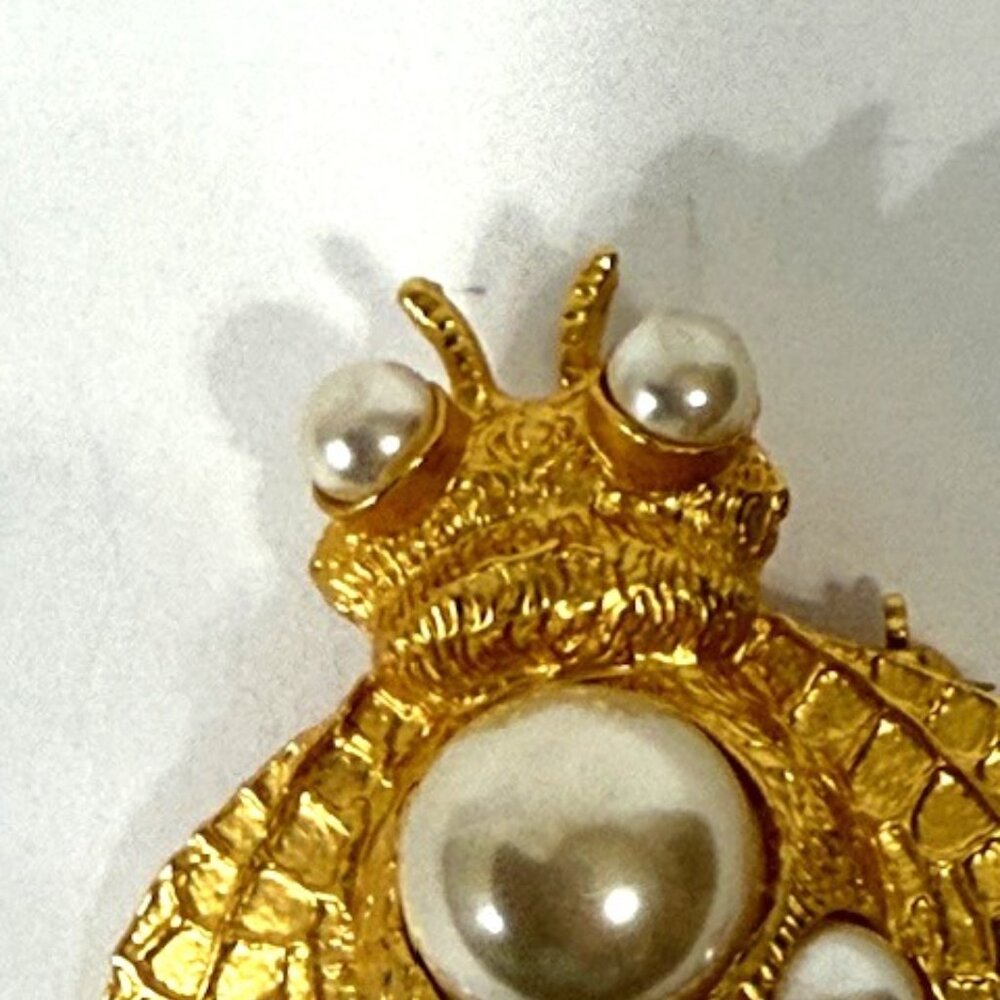 Vintage Doreen Ryan gold-tone and pearlescent stone bumblebee brooch/pin. - Picture 2 of 9